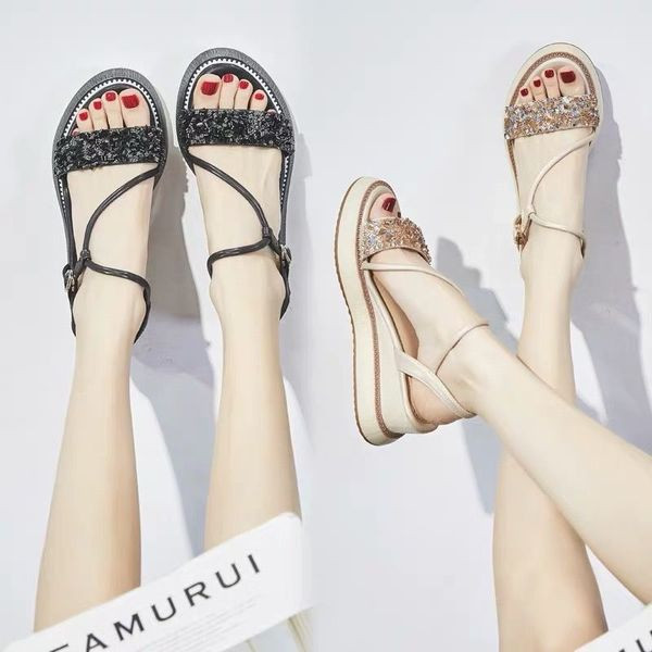 Női alkalmi szandál kövekkel - alacsony platform