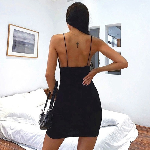 Elegáns testhezálló ruha mély nyakkivágással és köves díszítéssel