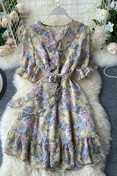 Női ruha virágmintás derékkötővel - spitz nyakkivágással