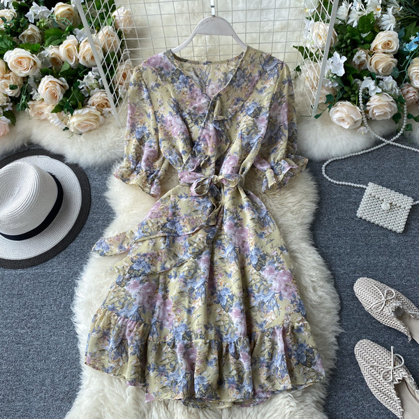 Női ruha virágmintás derékkötővel - spitz nyakkivágással