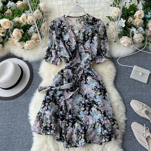 Női ruha virágmintás derékkötővel - spitz nyakkivágással