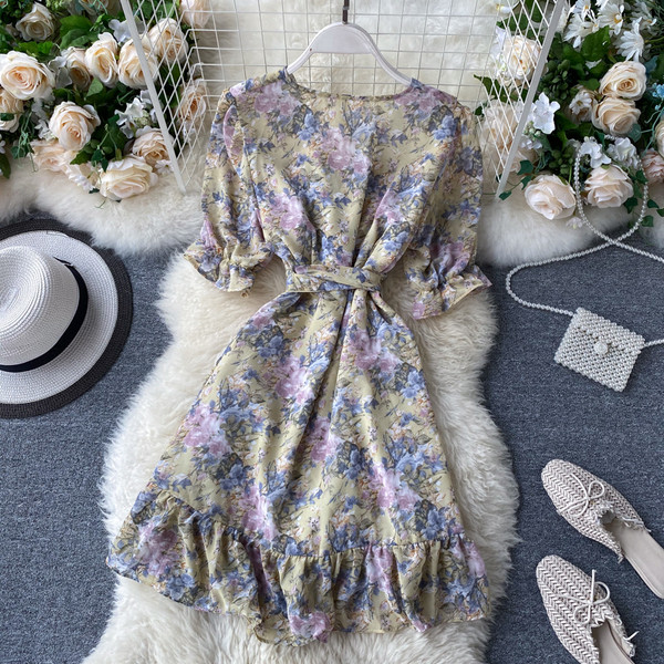 Női ruha virágmintás derékkötővel - spitz nyakkivágással