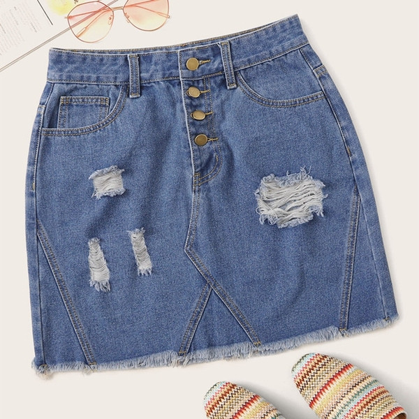 Modern női rövid farmerszoknya, magas derékkal, szakadt motívumokkal