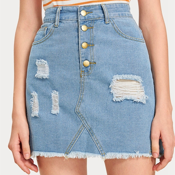 Modern női rövid farmerszoknya, magas derékkal, szakadt motívumokkal