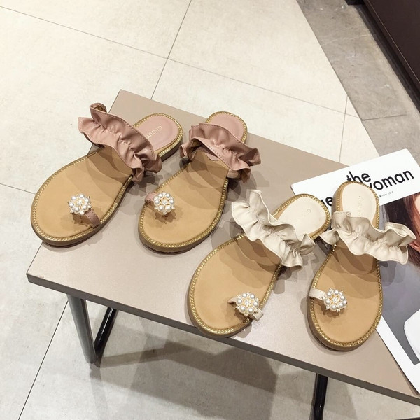 Lapos talpú, gyöngy díszítésű női papucs