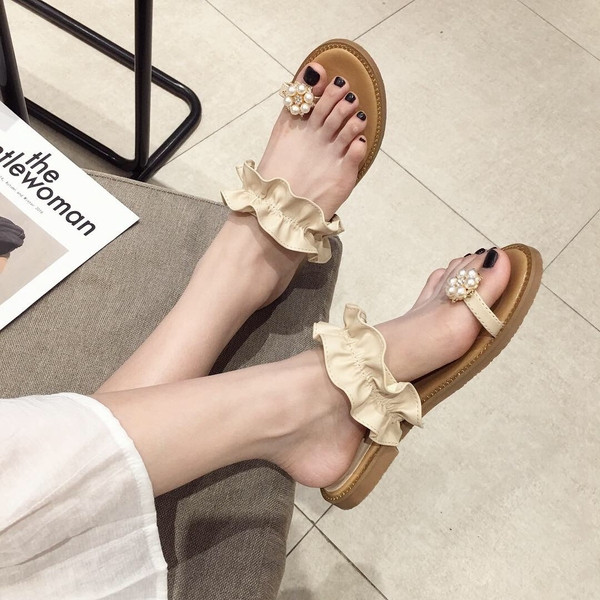 Lapos talpú, gyöngy díszítésű női papucs