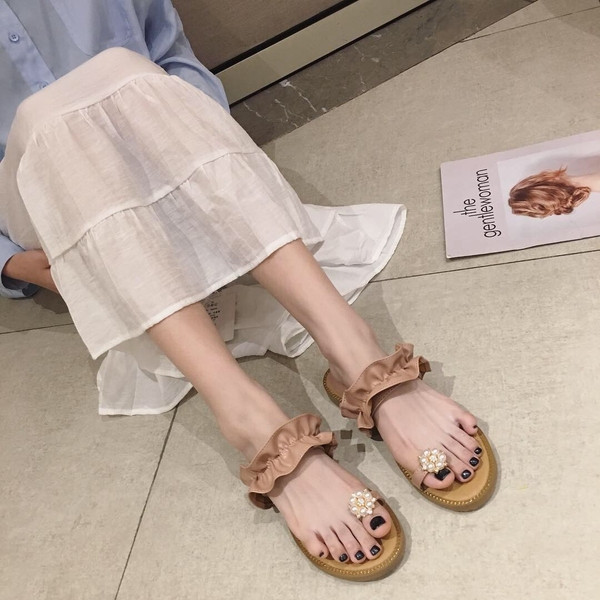 Lapos talpú, gyöngy díszítésű női papucs