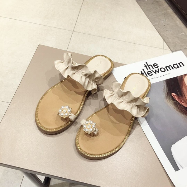 Lapos talpú, gyöngy díszítésű női papucs