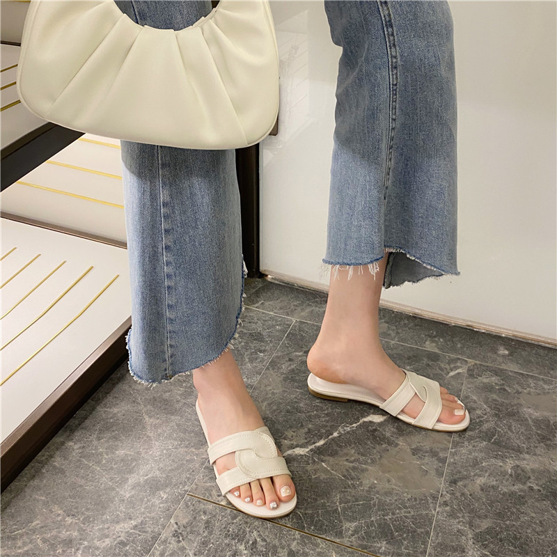 Γυναικείες παντόφλες από οικολογικό δέρμα με επίπεδη σόλα, απλό μοντέλο