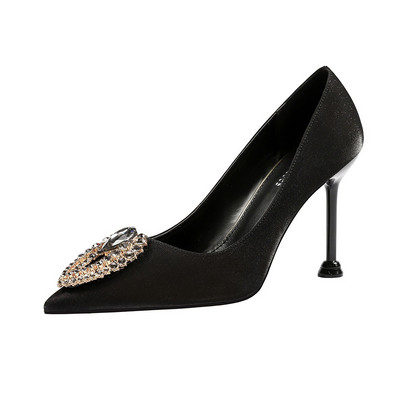 Elegantsed kivide kaunistusega teravatipulised kingad