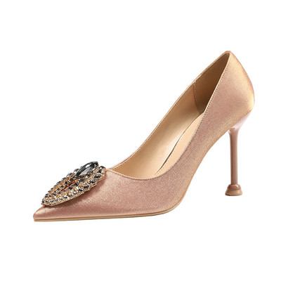 Elegantsed kivide kaunistusega teravatipulised kingad