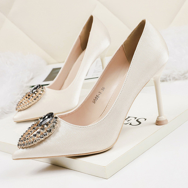 Κομψά μυτερά παπούτσια με πέτρες διακόσμηση