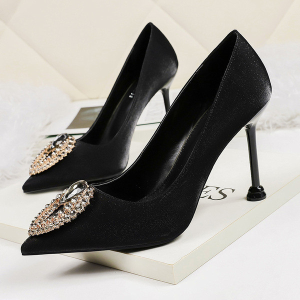 Κομψά μυτερά παπούτσια με πέτρες διακόσμηση