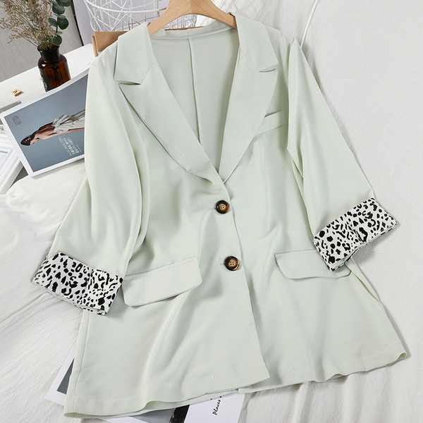 Γυναικείο σακάκι με κουμπιά και λεοπάρ εκτύπωση στο μανίκι