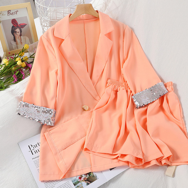 Модерен дамски комплект от сако с 3/4 ръкав и пайети и къси панталони