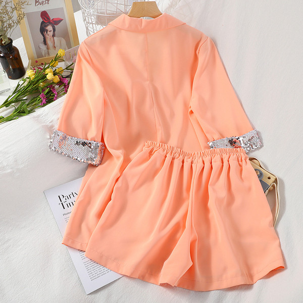 Модерен дамски комплект от сако с 3/4 ръкав и пайети и къси панталони