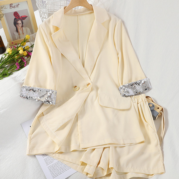 Модерен дамски комплект от сако с 3/4 ръкав и пайети и къси панталони