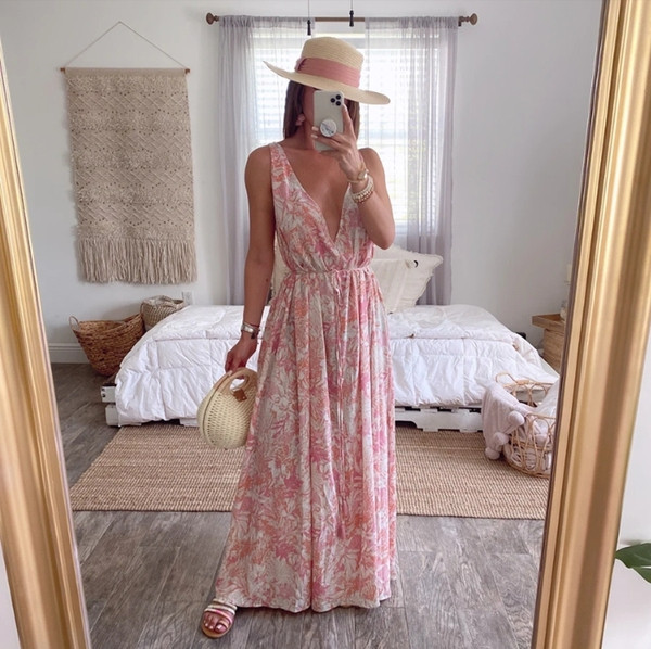 Modern női hosszú ruha modell, mély nyakkivágással és pántokkal