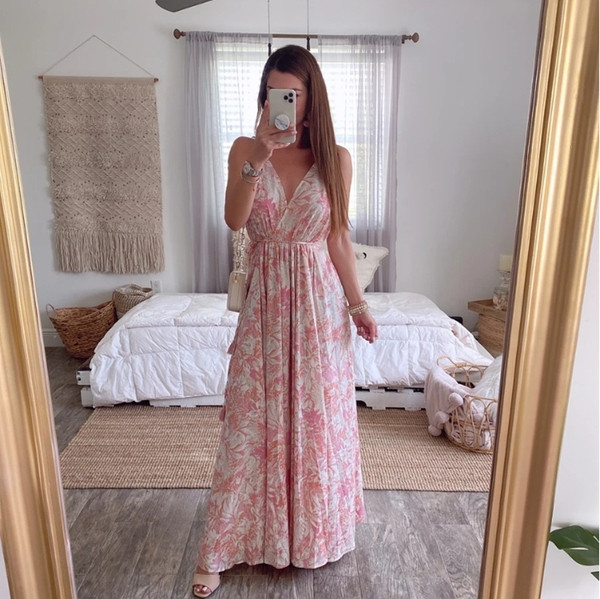 Modern női hosszú ruha modell, mély nyakkivágással és pántokkal