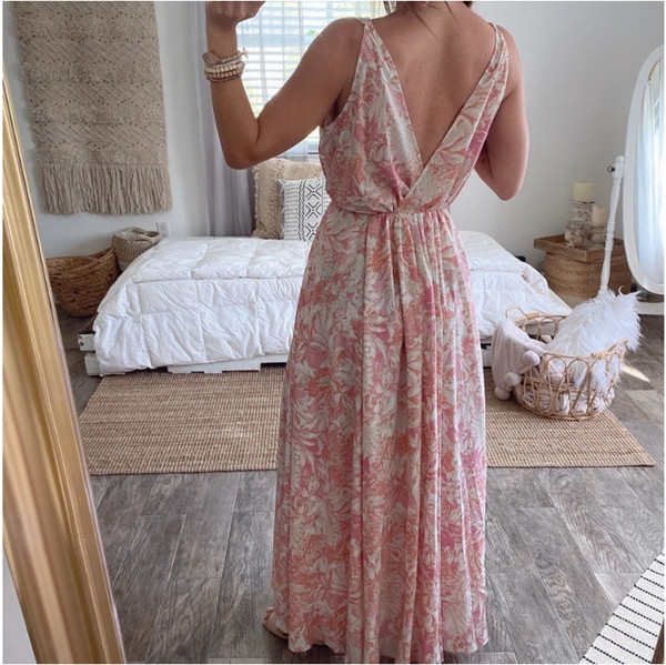 Modern női hosszú ruha modell, mély nyakkivágással és pántokkal