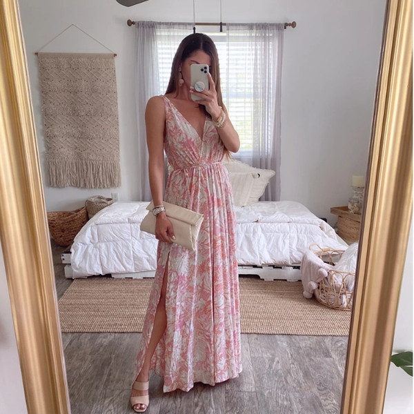 Modern női hosszú ruha modell, mély nyakkivágással és pántokkal