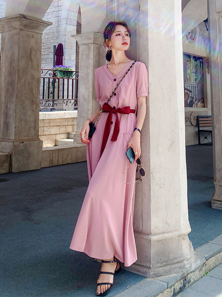 Lezser női hosszú ruha hegyes nyakkivágással és derékkötővel