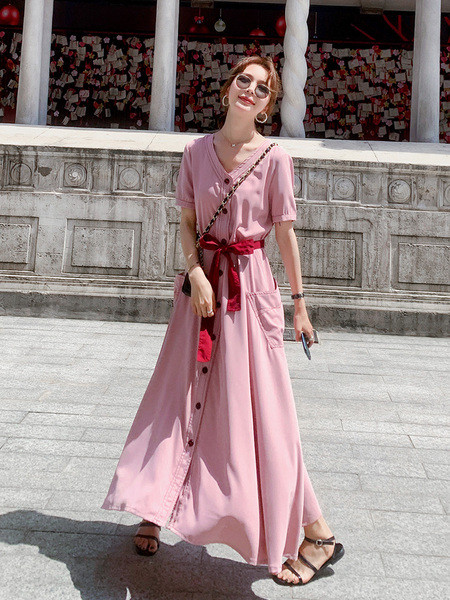 Lezser női hosszú ruha hegyes nyakkivágással és derékkötővel