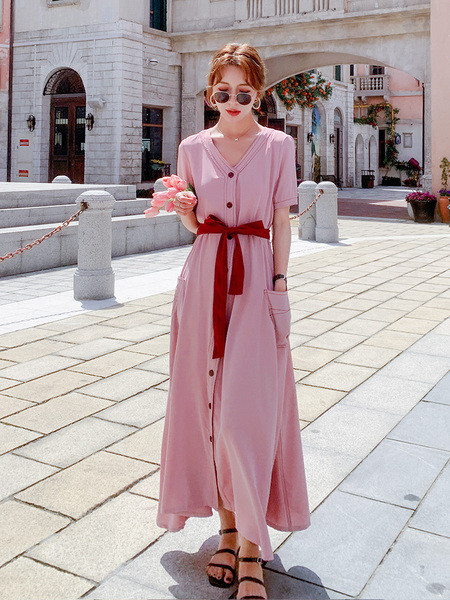 Lezser női hosszú ruha hegyes nyakkivágással és derékkötővel