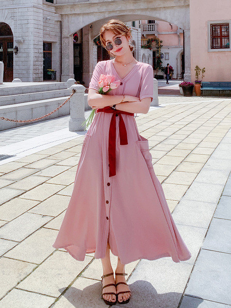 Lezser női hosszú ruha hegyes nyakkivágással és derékkötővel