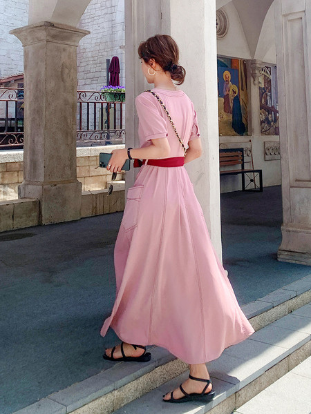 Lezser női hosszú ruha hegyes nyakkivágással és derékkötővel