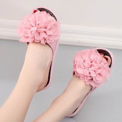 Νέο μοντέλο γυναικείες παντόφλες με τρισδιάστατο στοιχείο και επίπεδη σόλα σε διάφορα χρώματα