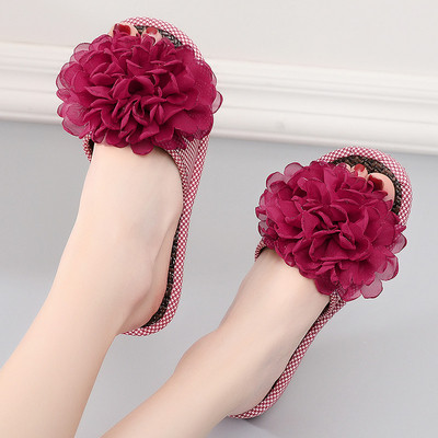 Νέο μοντέλο γυναικείες παντόφλες με τρισδιάστατο στοιχείο και επίπεδη σόλα σε διάφορα χρώματα