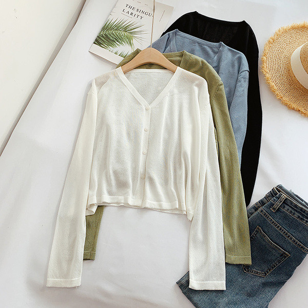 Vékony kötésből készült, gombos női kardigán