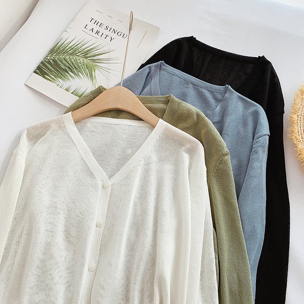 Vékony kötésből készült, gombos női kardigán