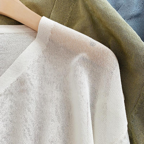 Vékony kötésből készült, gombos női kardigán