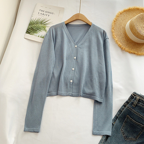 Vékony kötésből készült, gombos női kardigán
