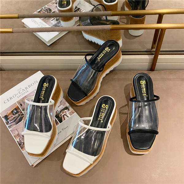 Női papucs lapos platformon és szilikon pánttal