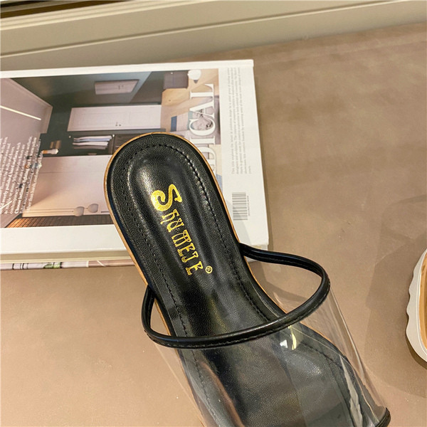 Női papucs lapos platformon és szilikon pánttal