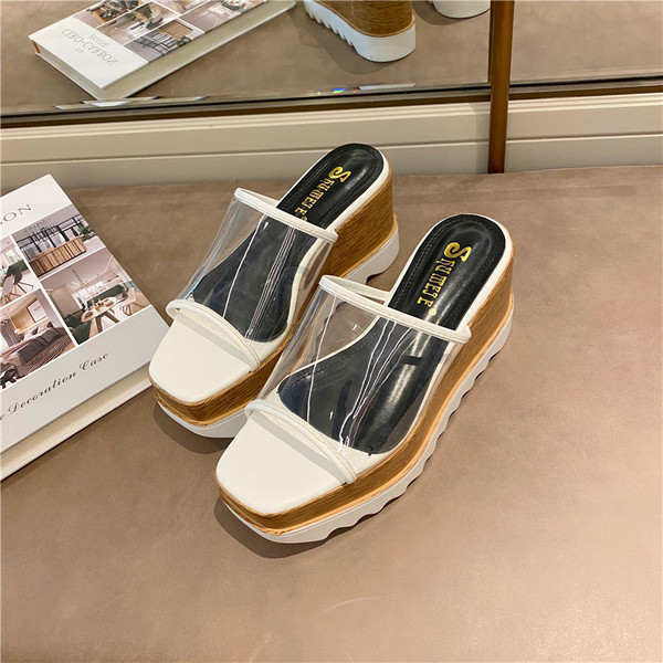 Női papucs lapos platformon és szilikon pánttal