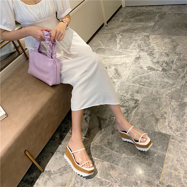 Női papucs lapos platformon és szilikon pánttal