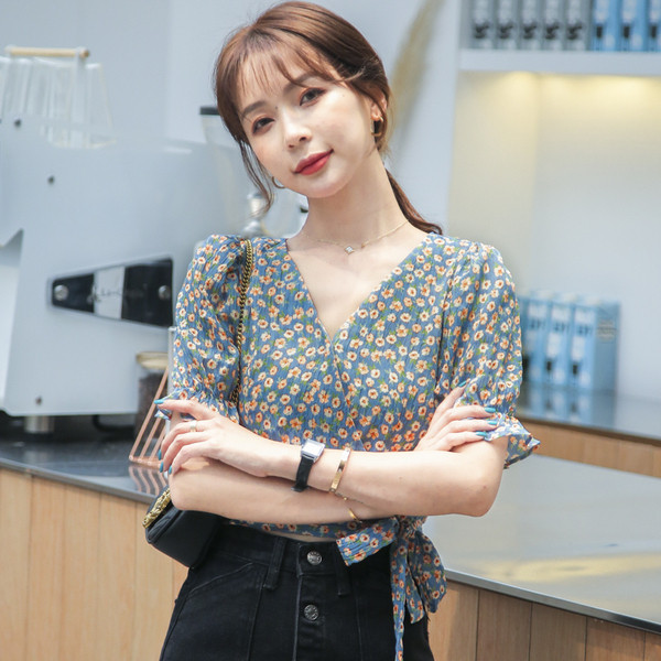 Νέο μοντέλο γυναικείο πουκάμισο με λουλουδάτα μοτίβα και ντεκολτέ 