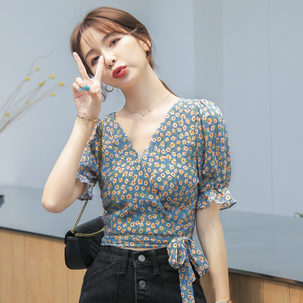 Νέο μοντέλο γυναικείο πουκάμισο με λουλουδάτα μοτίβα και ντεκολτέ 