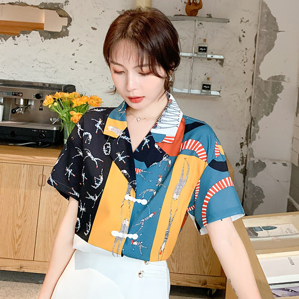 Γυναικείο πουκάμισο νέου μοντέλου με λαιμόκοψη και κοντά μανίκια