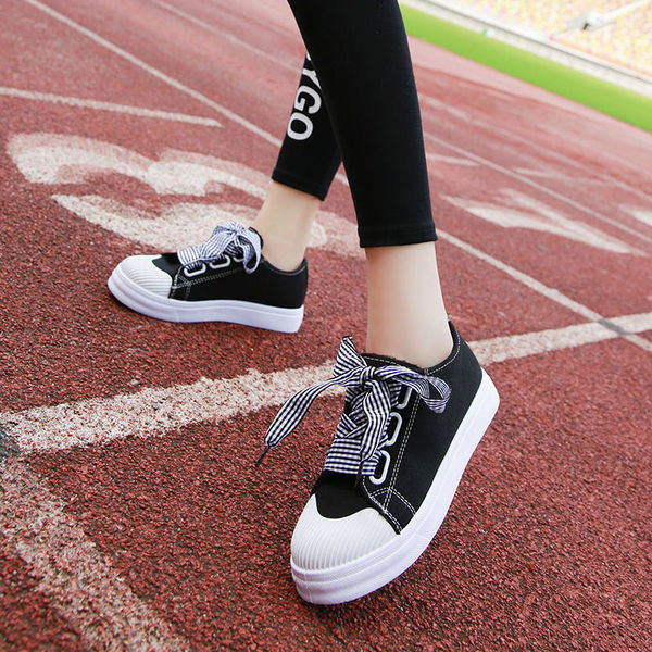 Casual γυναικεία αθλητικά παπούτσια με καρό κορδόνια και επίπεδη σόλα