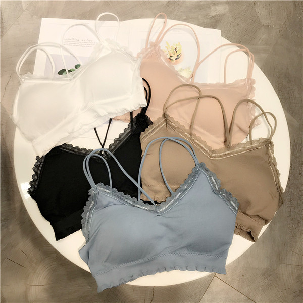 Női melltartó csipkével és vékony pántokkal