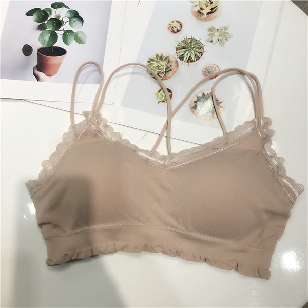 Női melltartó csipkével és vékony pántokkal