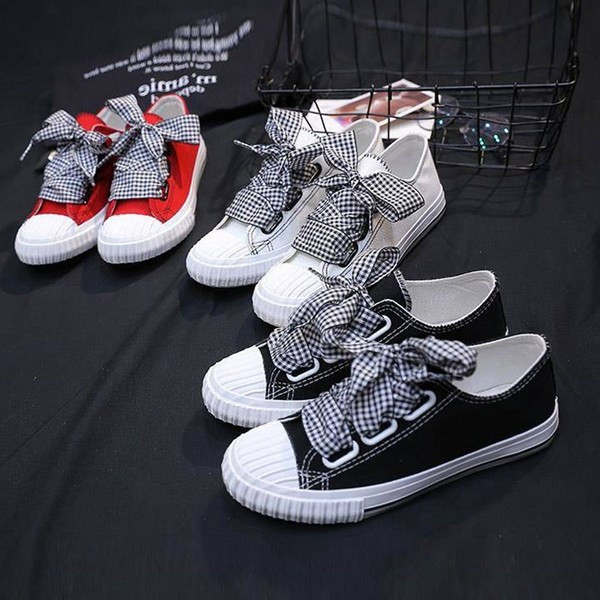 Γυναικεία αθλητικά παπούτσια με επίπεδη σόλα και καρό κορδόνια