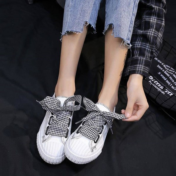 Γυναικεία αθλητικά παπούτσια με επίπεδη σόλα και καρό κορδόνια