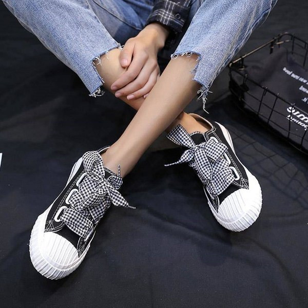 Γυναικεία αθλητικά παπούτσια με επίπεδη σόλα και καρό κορδόνια