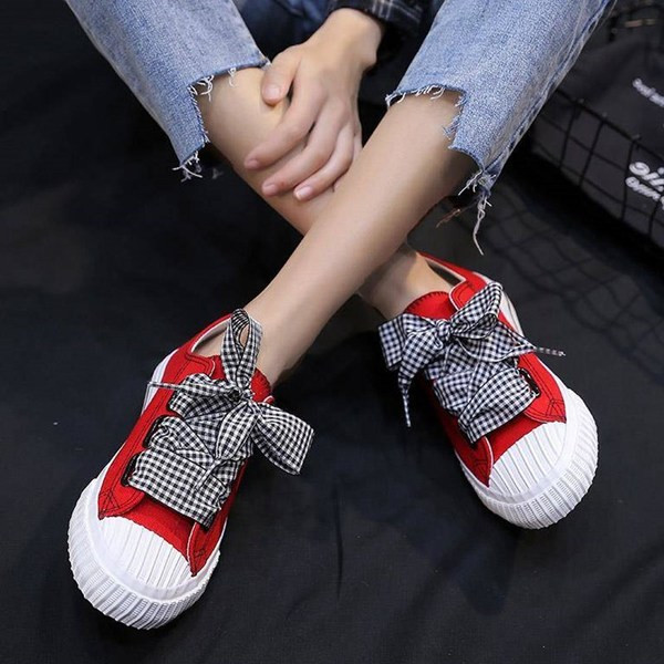 Γυναικεία αθλητικά παπούτσια με επίπεδη σόλα και καρό κορδόνια